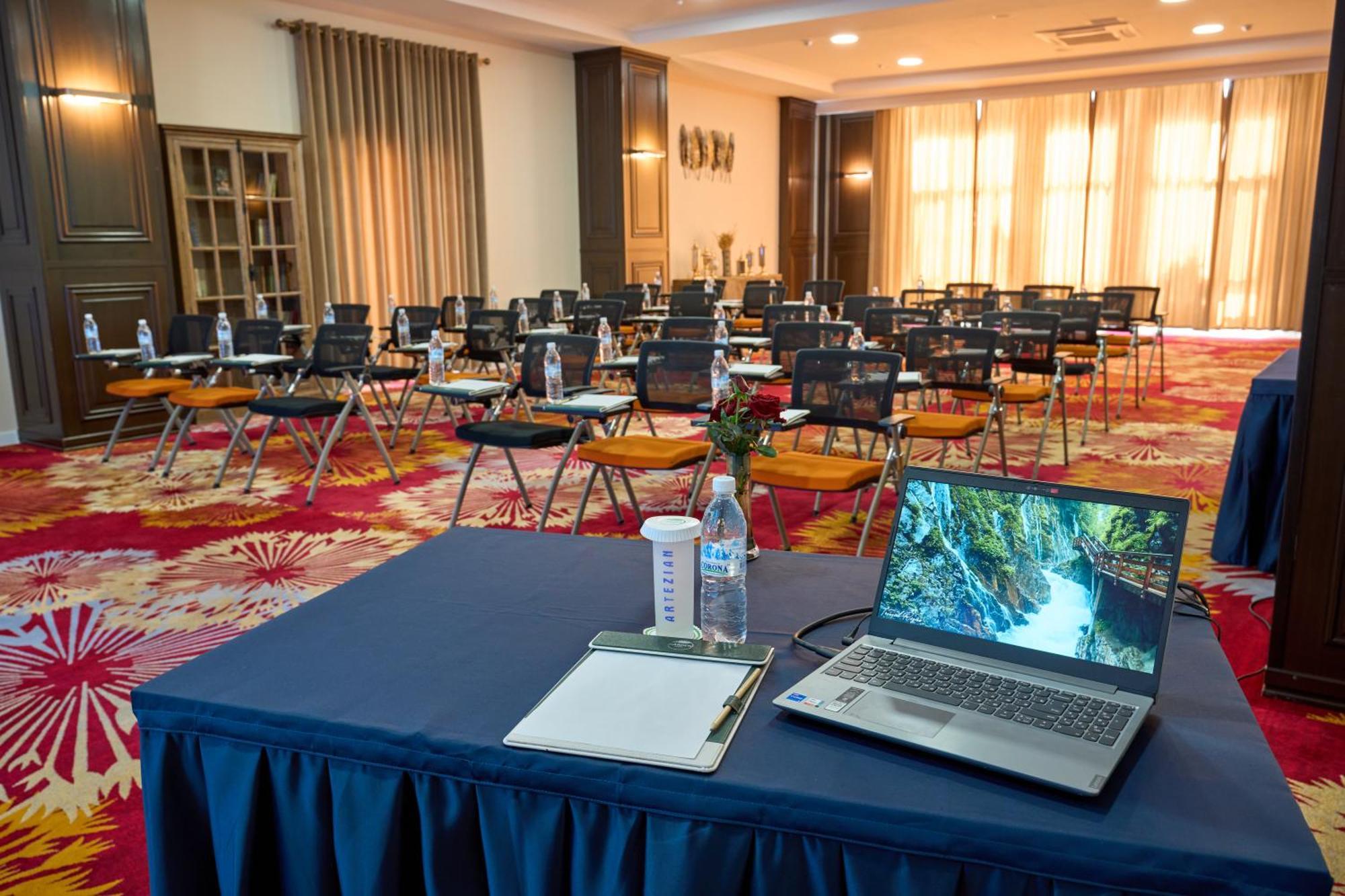 Garden Hotel & Spa Biszkek Zewnętrze zdjęcie